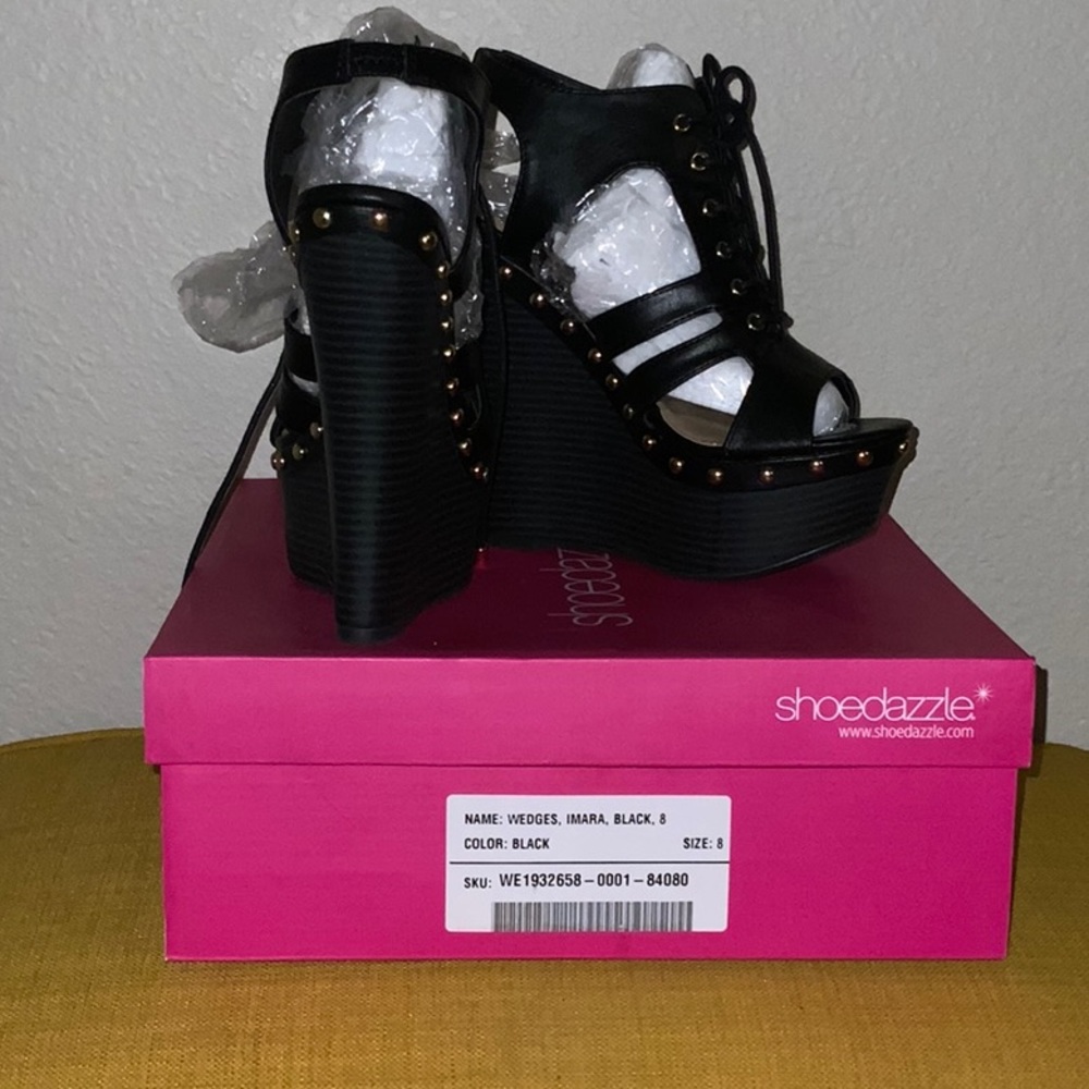 Black wedges